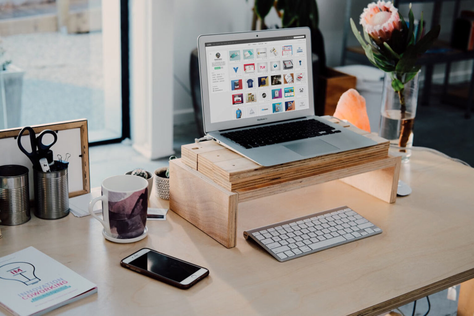 简约的木制支架上MacBook缩略图
