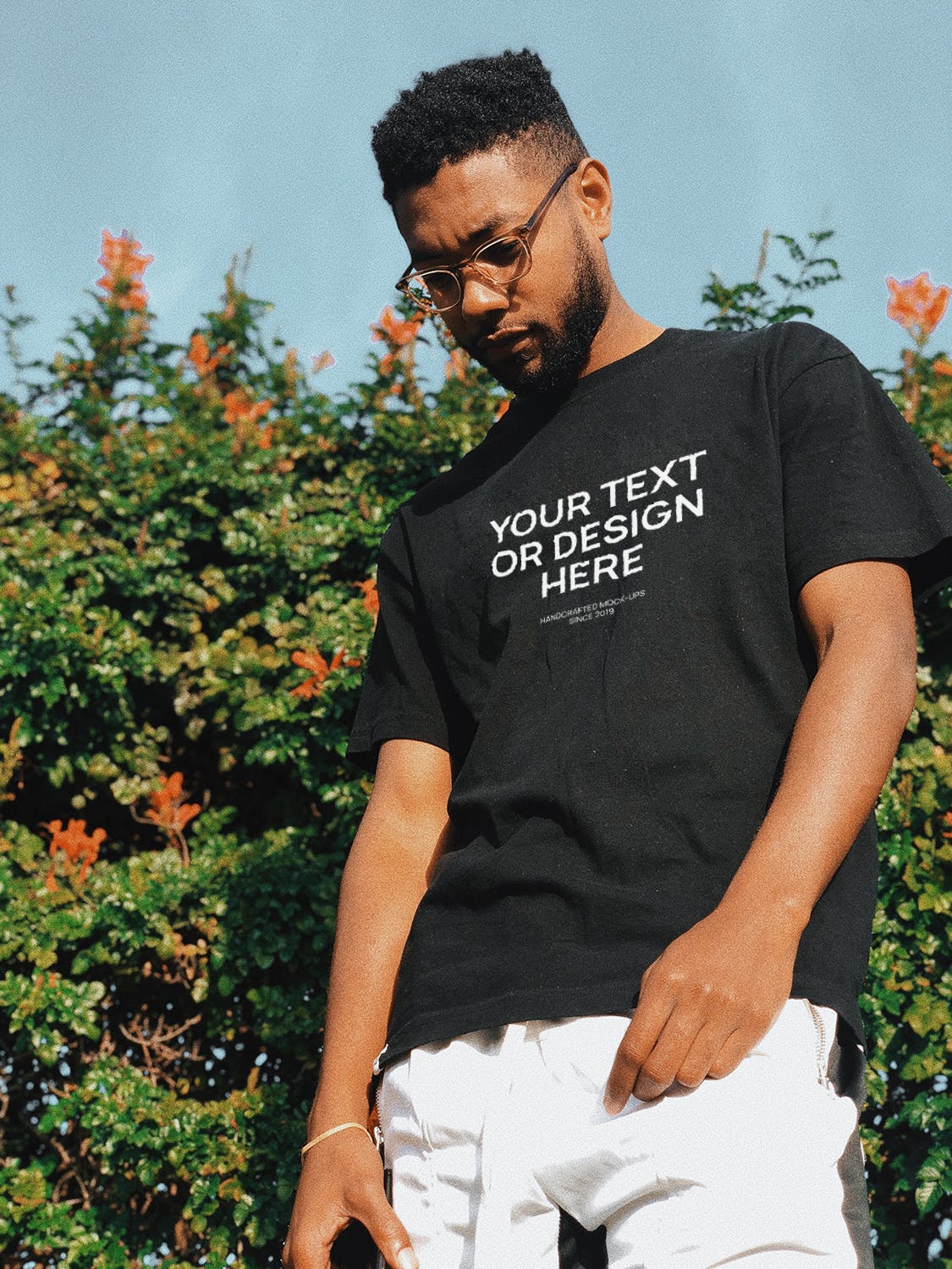 经典情侣黑白T恤印花图样机素材库精选模板 Two Black Persons T-Shirt Real World Photo Mock-up插图(1)