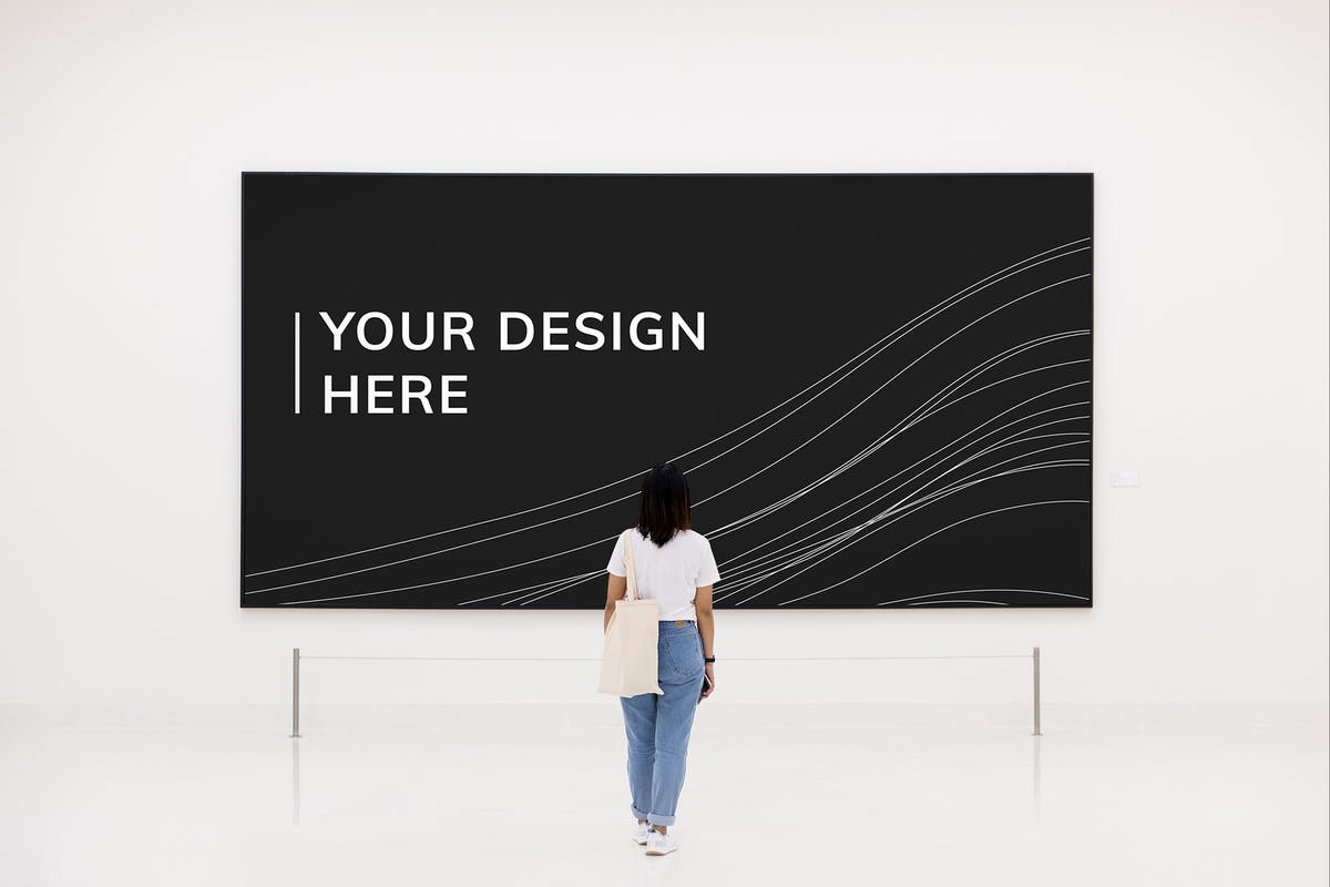 巨无霸广告招牌展览样机PSD模板 Woman looking at signboard mockup插图