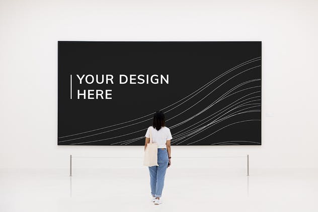 巨无霸广告招牌展览样机PSD模板 Woman looking at signboard mockup插图(1)