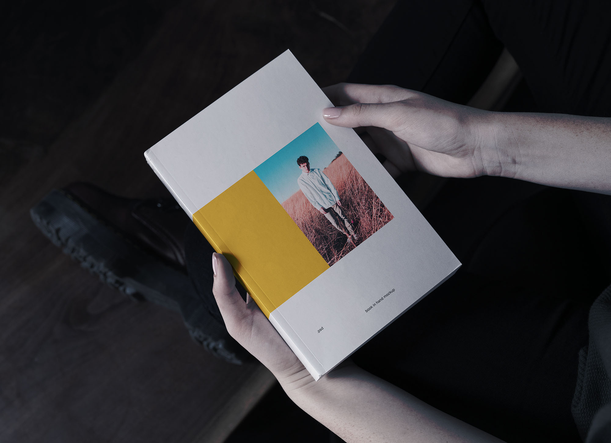 图书杂志封面设计效果图样机 Book in Hand Mockup插图