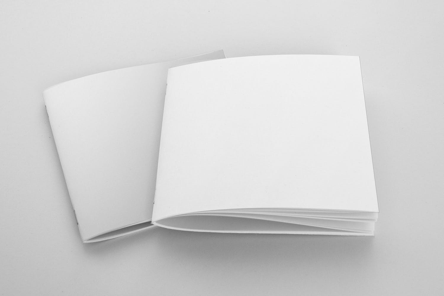 方形画册产品手册叠放效果图样机素材库精选 2 Square Covers Brochure Mockup插图(1)