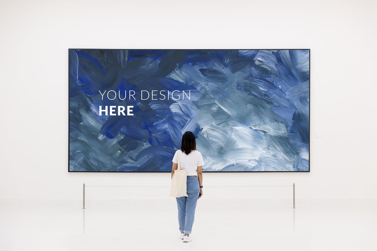 博物馆画廊海报油画作品展示画框样机 Woman in Museum Gallery frame Mockup插图