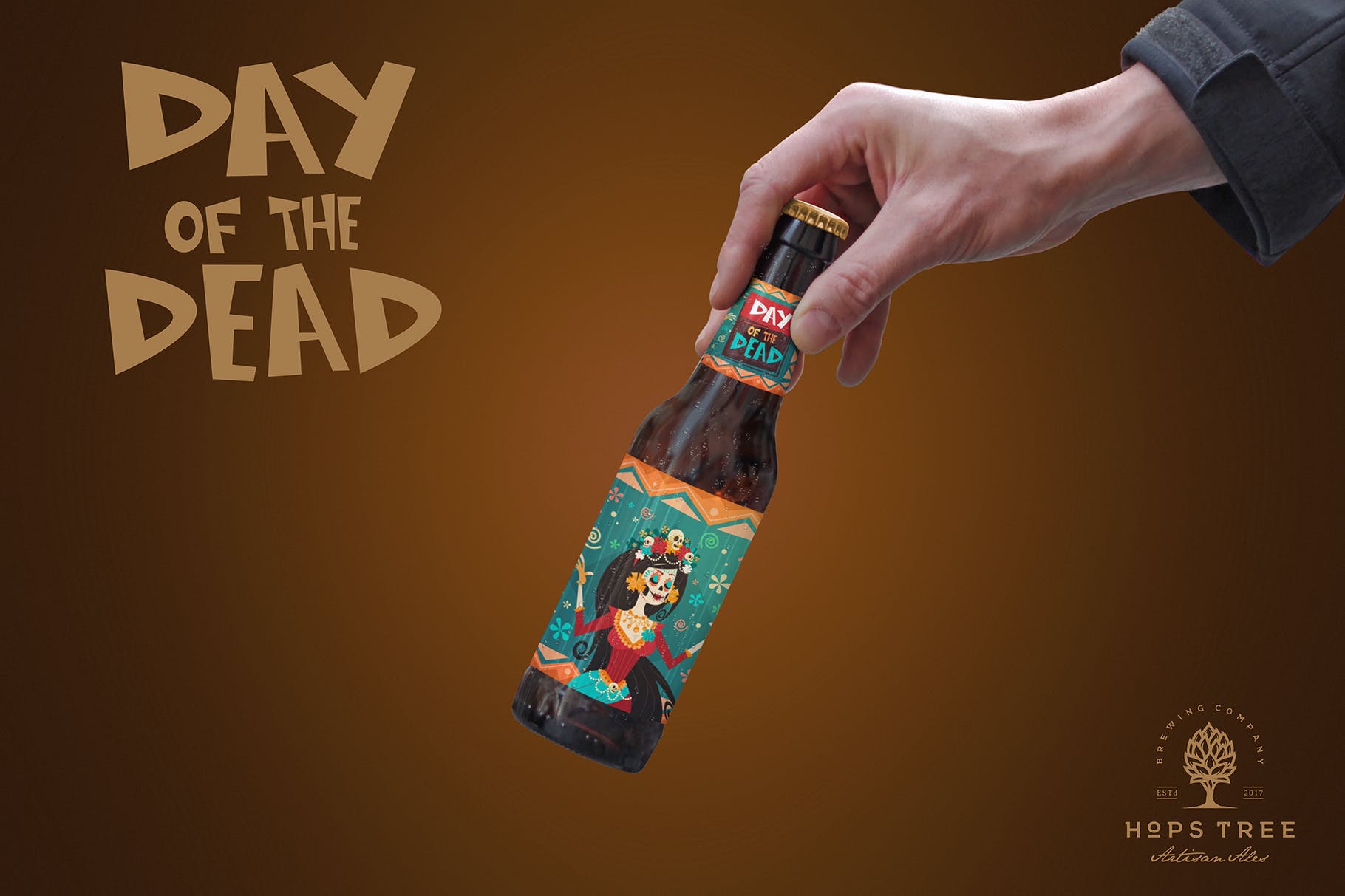 手持小支装啤酒瓶素材库精选模板 Inclined Hand Beer Mockup插图(2)