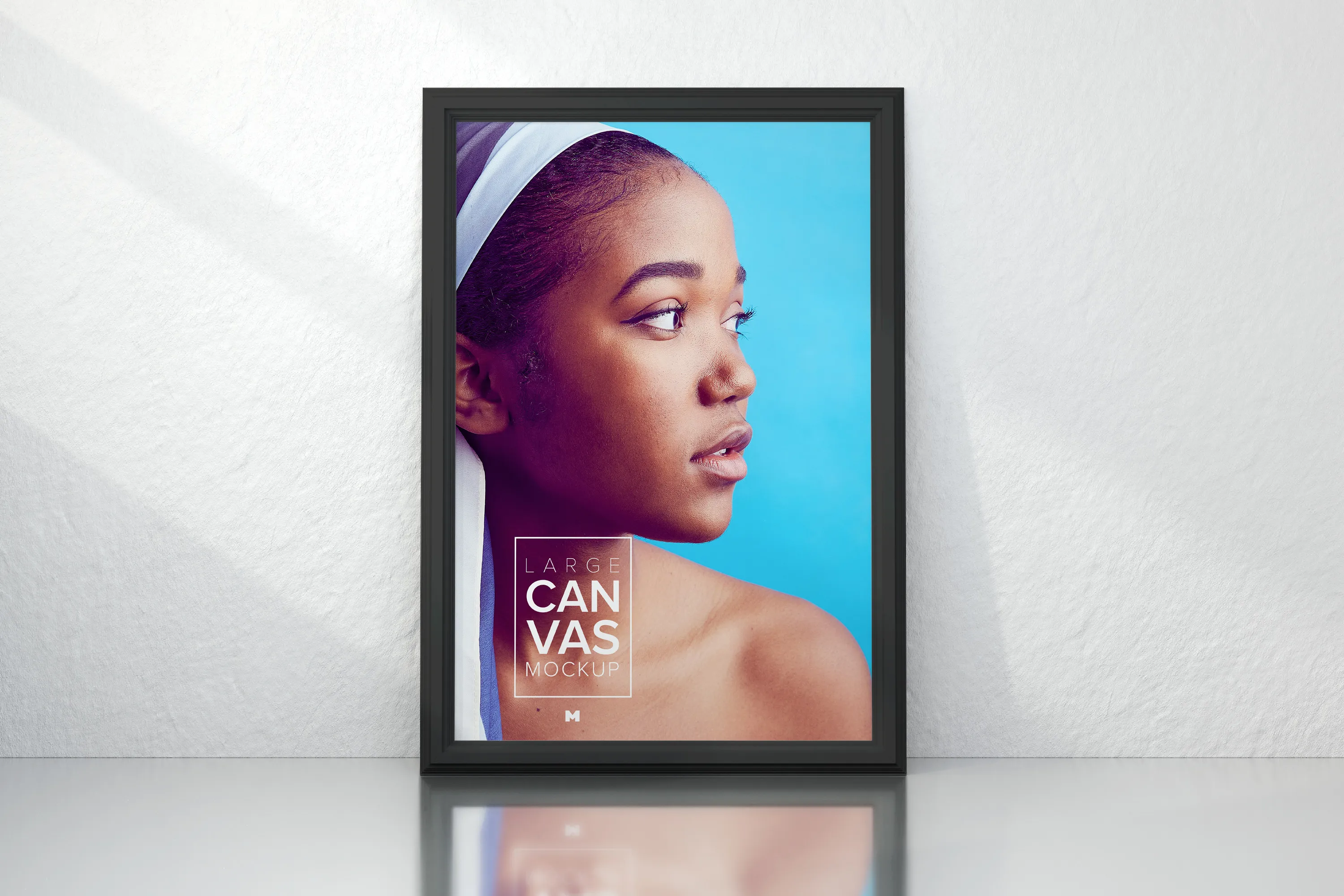 带框大肖像画布画框样机模板素材 Framed Large Portrait Canvas Mockup插图(2)