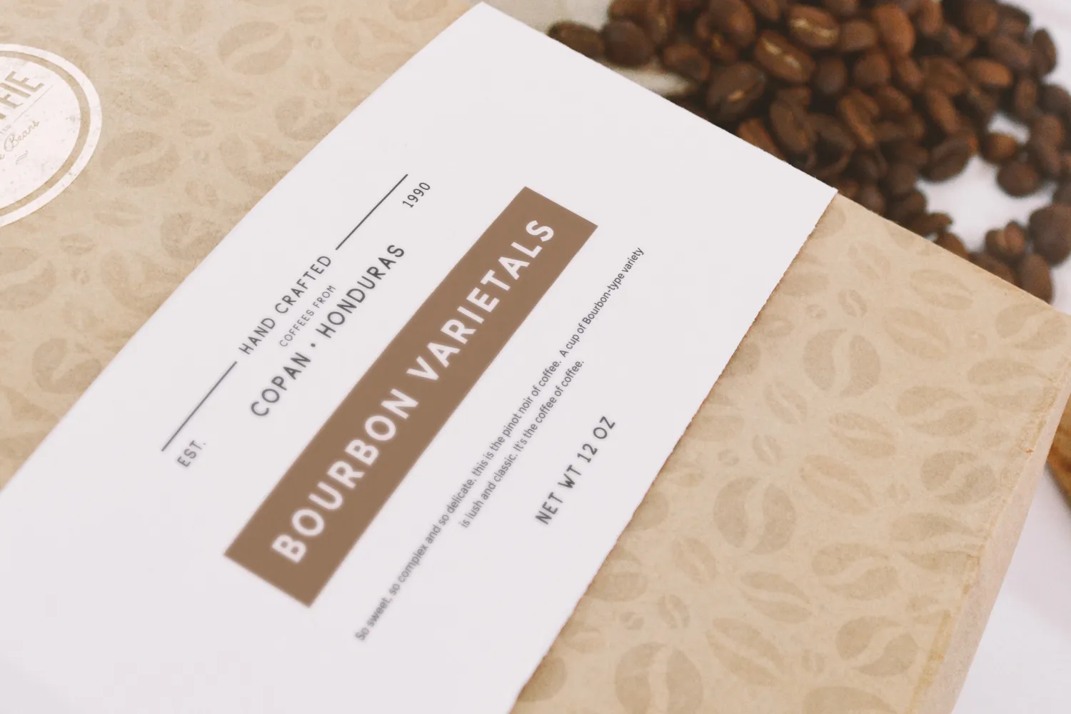 咖啡豆纸袋和咖啡纸杯包装设计透视俯视图样机 Coffee Bag and Cup Mockup Perspective Top View插图(4)