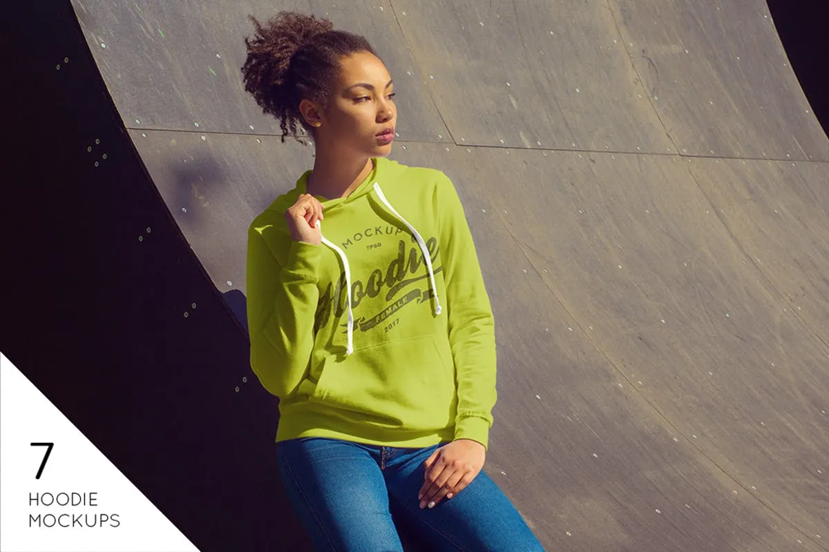 女士时尚套头卫衣样机模板v2 Hoodie Mock-Up / Female v2