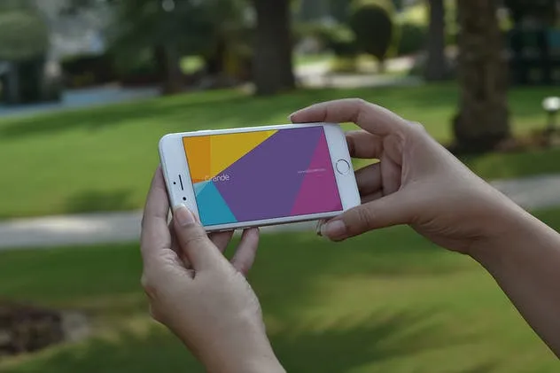 手持旧款iPhone使用场景样机模板 iPhone Mockups插图(3)