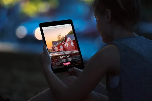 手持iPad场景移动网站设计展示样机 iPad Mock-Ups插图(4)