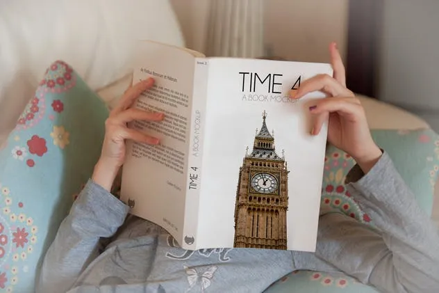 儿童图书阅读场景样机模板 Girl Reading a Book Mock-up插图(4)