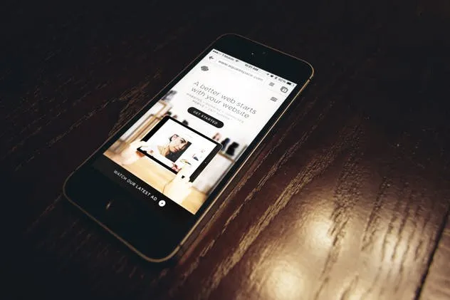 响应式网站设计多设备样机合集 Lifestyle Responsive iPhone Mock-Up插图(2)