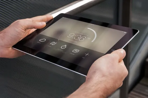 手持iPad使用场景APP应用&网站设计演示模板 Tablet Mock-up插图(3)