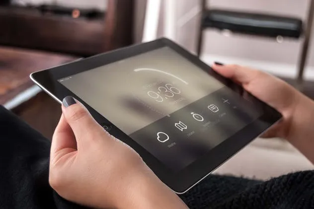 手持iPad使用场景APP应用&网站设计演示模板 Tablet Mock-up插图(10)