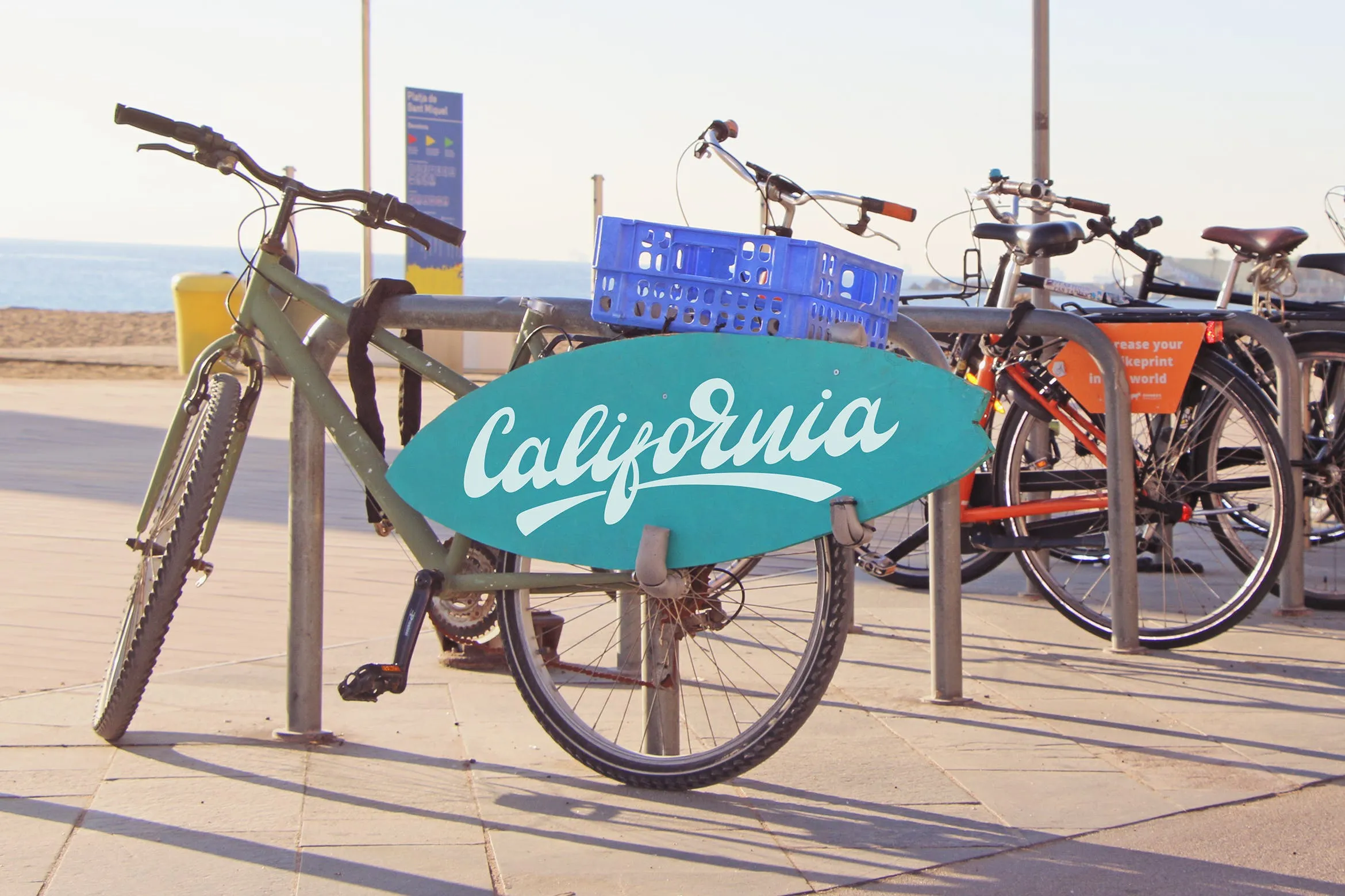 城市冲浪板标志告示牌设计样机模板 Surf Sign Mockup插图