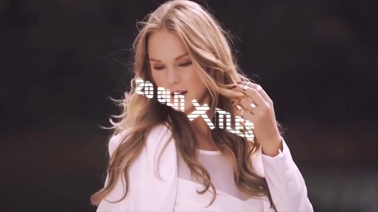 20个现代幻灯片故障过渡效果标题动画