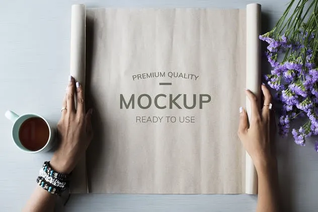 卷纸艺术创作设计展示样机 Hands showing paper design Mockup插图(1)