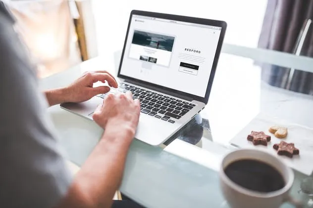 Macbook电脑Web&APP设计演示样机模板 Macbook Laptop Display Web App Mock-Up插图(5)