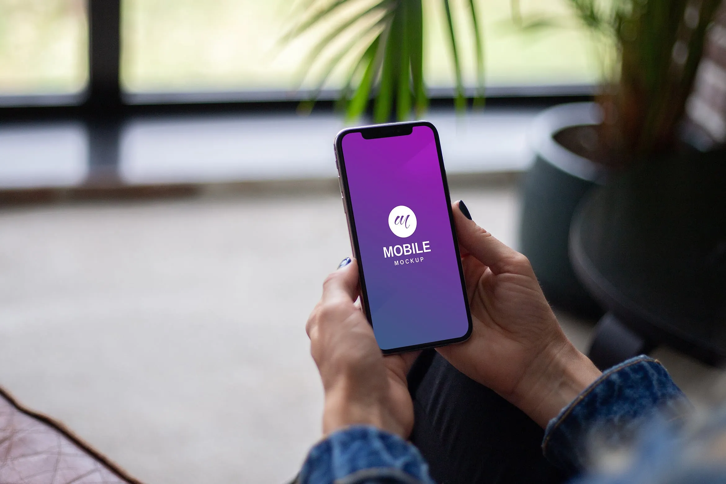 手持iPhone手机屏幕预览样机模板 Mobile with Hand Mockup插图