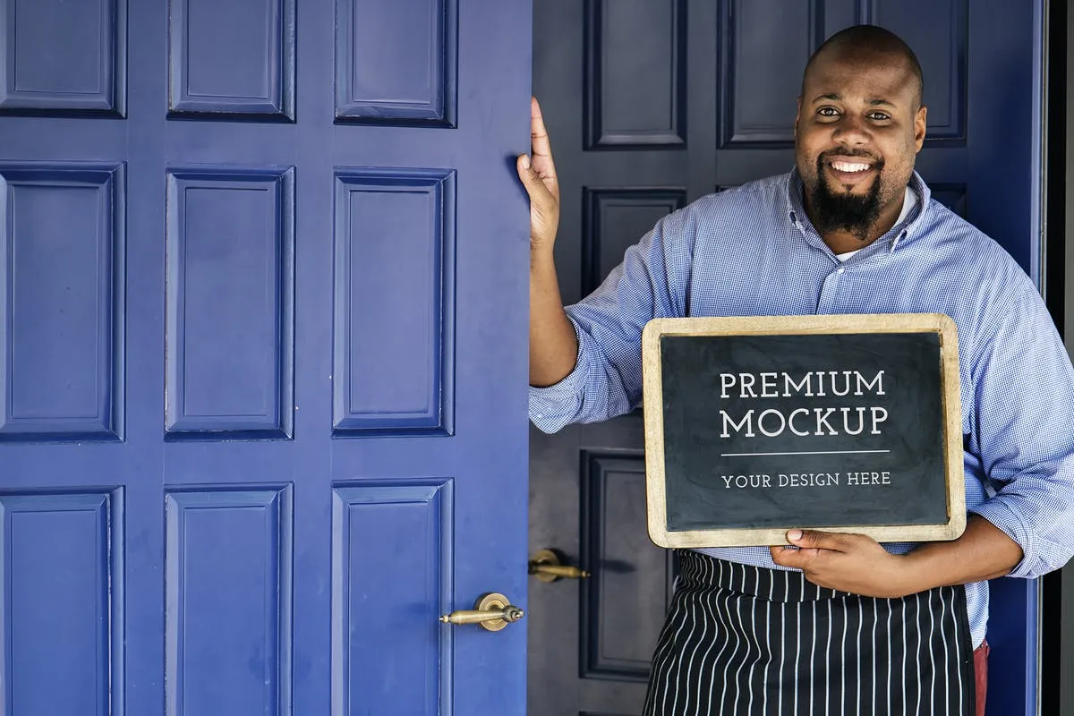 实木材质黑板框架真人演示样机素材 Man holding Open Sign Mockup插图