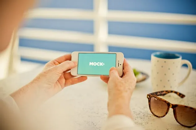 夏季海滩场景手持iPhone SE样机模板 iPhone SE Summer Mockups插图(3)