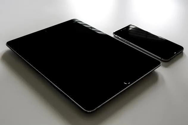 iPhone/iPad响应式设计展示设备样机 iPad iPhone Macbook Responsive Mock-Up Bundle插图(3)