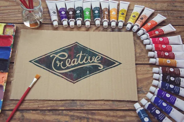 水彩插画创作画室场景牛皮纸样机模板 Paperboard Paint Scene插图(1)