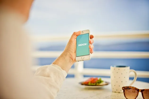 夏季海滩场景手持iPhone SE样机模板 iPhone SE Summer Mockups插图(1)