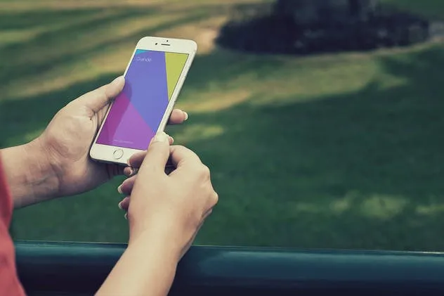 手持旧款iPhone使用场景样机模板 iPhone Mockups插图(2)