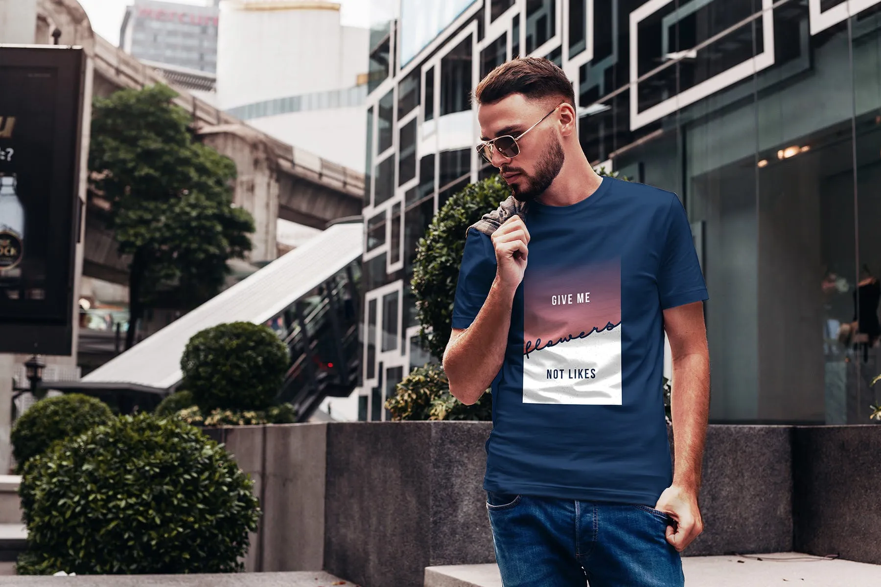 T恤情侣套装印花设计效果图样机 T-Shirt Mock-Up Couple In City插图(3)