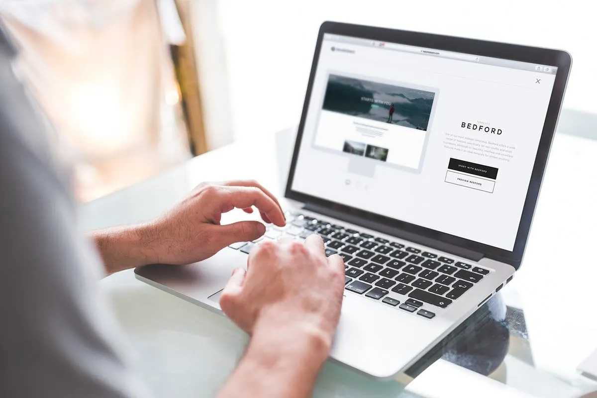 Macbook电脑Webamp;APP设计演示样机模板 Macbook Laptop Display Web App Mock-Up