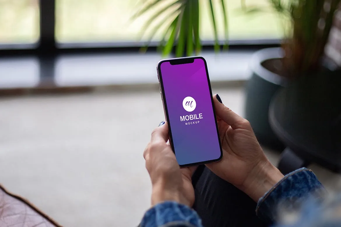 手持iPhone手机屏幕预览样机模板 Mobile with Hand Mockup插图(1)