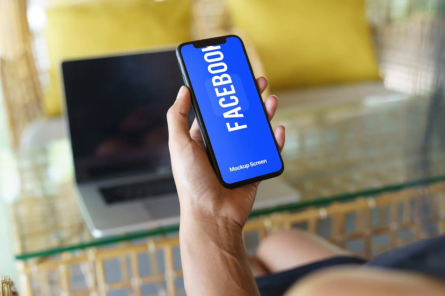 办公场景手持iPhone 11 Pro手机屏幕预览样机 iPhone 11 Pro On Hand Mockup插图(4)