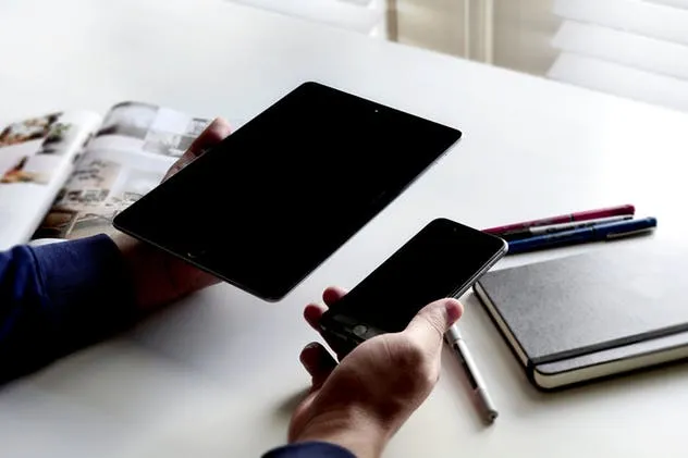 iPhone/iPad响应式设计展示设备样机 iPad iPhone Macbook Responsive Mock-Up Bundle插图(8)