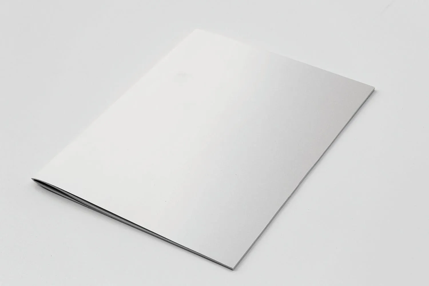 45度角视觉美国信纸规格宣传册封面效果图样机素材库精选 US Letter Cover Brochure Mockup 45 Degree插图(1)