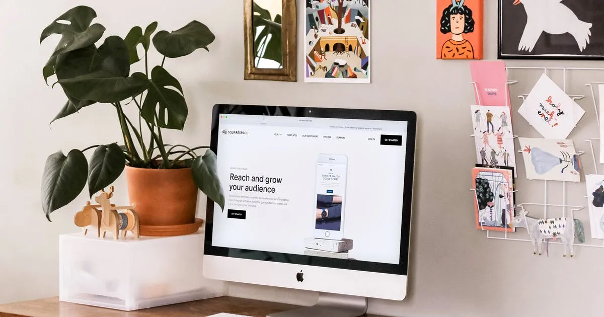 现代办公室场景iMac一体机电脑屏幕预览像素设计精选样机模板v7 iMac Display Mock-Up Workplace Scene Vol 7